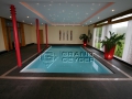 Schwimmhalle Basalt black mit poliertem Fries in Charlie red